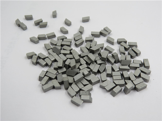 Cina 0.8um Partikel Tungsten Carbide Tips Bubut, Tips Carbide Semen Tahan Lama pemasok