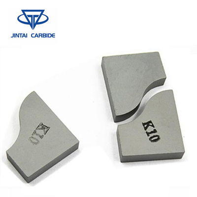 Cina Tungsten Carbide Brazed Tips Tipe C4 Untuk Membuat Alat Grooving / Roda Pemesinan Sabuk Triangulaf pemasok